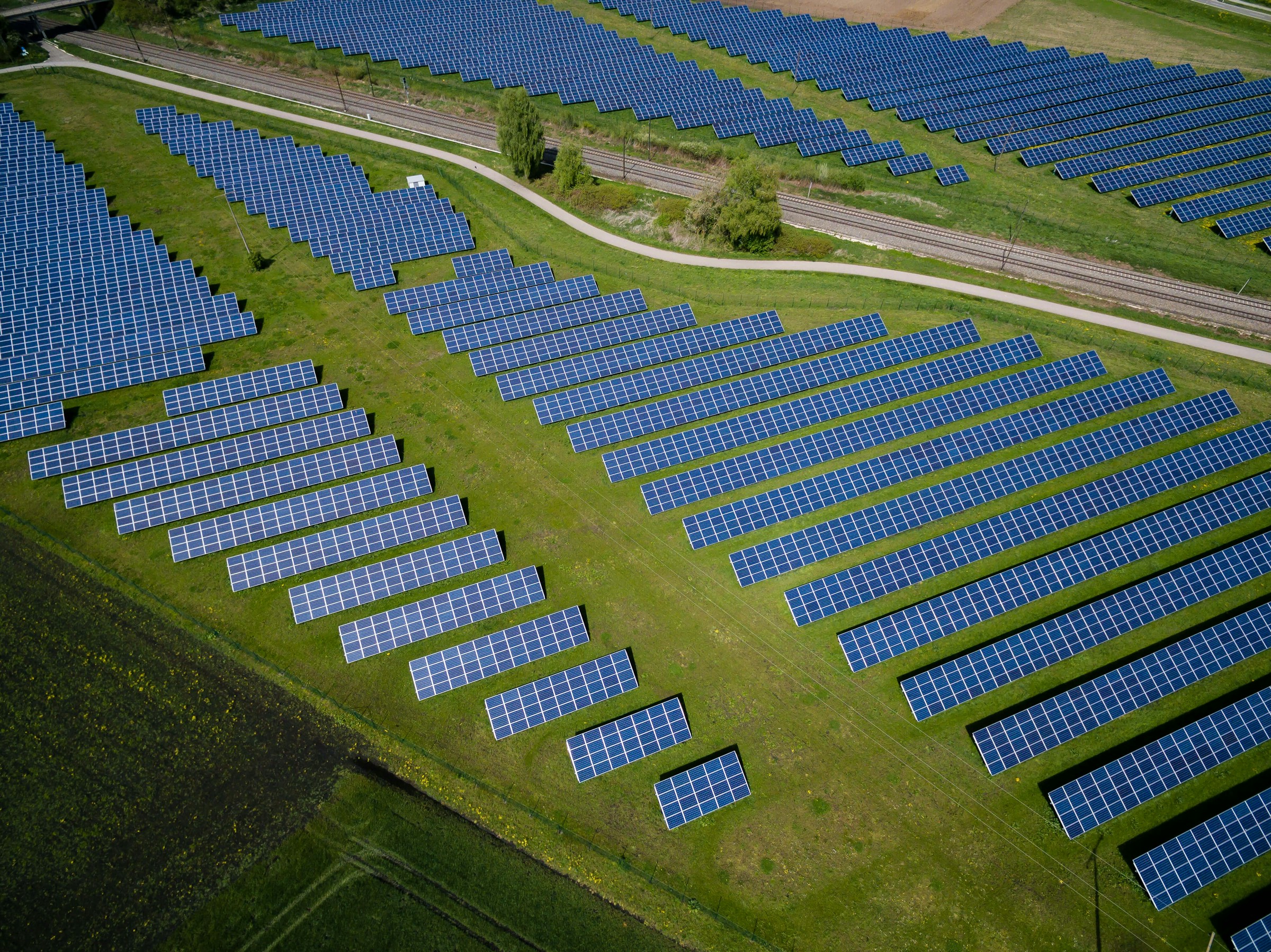 Granja solar fotovoltaica — toma aérea cenital