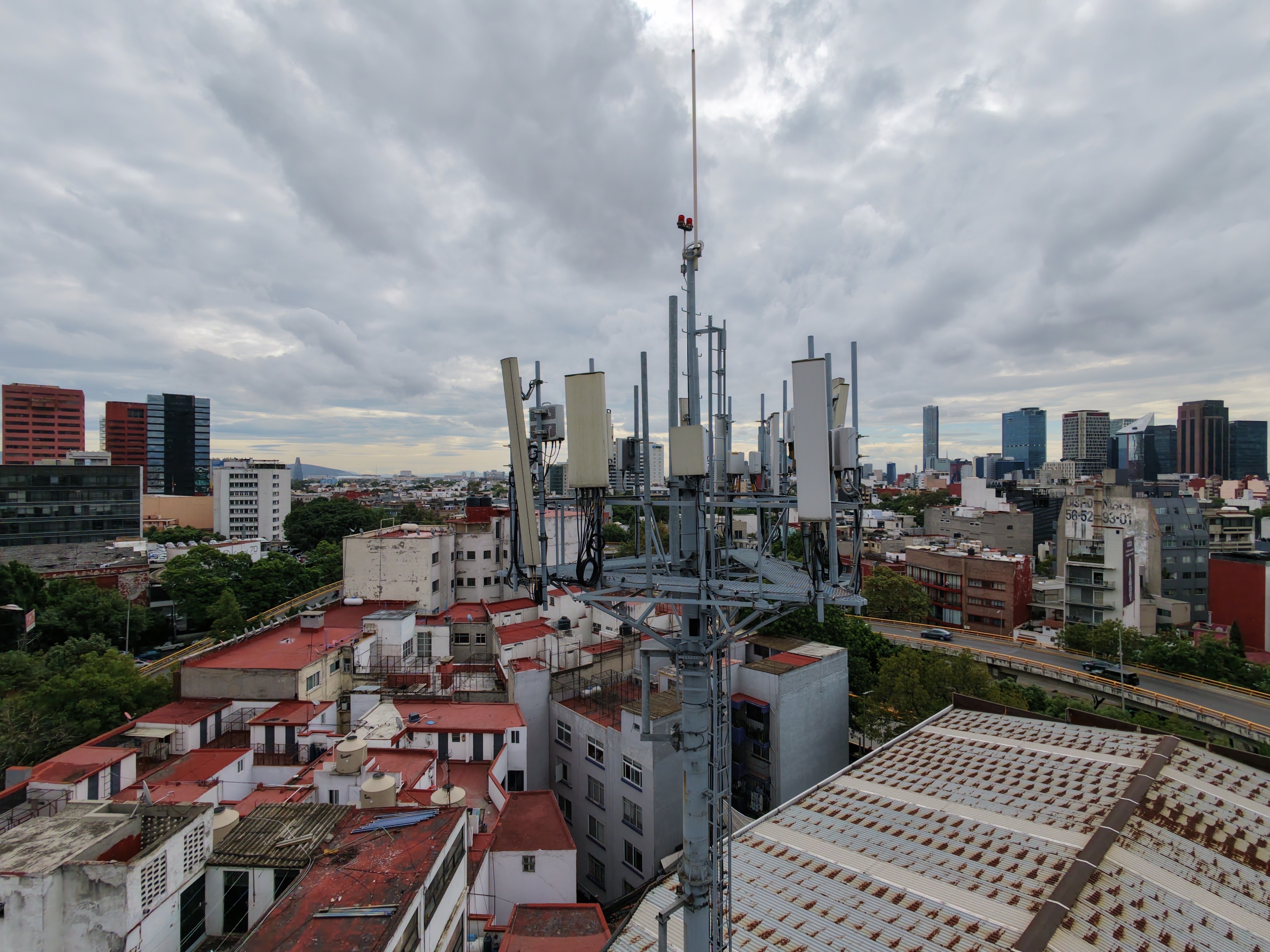 Torre de telecomunicaciones — vista aérea de dron